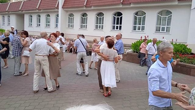 24.07.2021 Brest Belarus. Духовой оркестр и танцы на Советской. Прогулки с Викторией смотреть онлайн