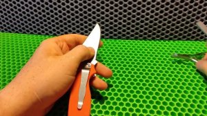 Проверка твёрдости ножа.