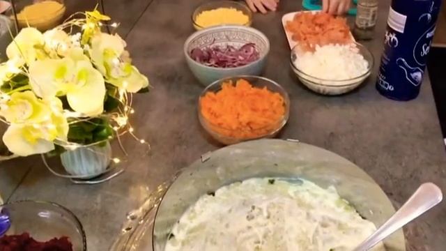 Семга под шубой, очень яркий и нежный салат на новый год. смотреть онлайн