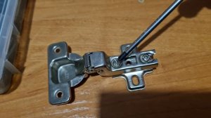 Полунакладная петля: Регулировка.