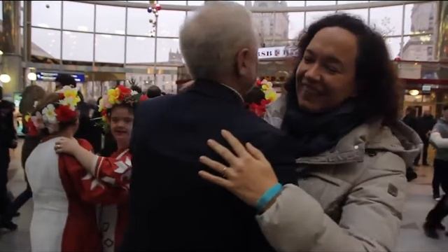 Танцы и песни на Минском железнодорожном вокзале флешмоб 'Инклюзивная Беларусь' смотреть онлайн