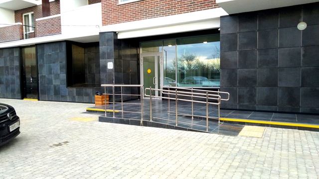 Дверь в подъезд в современном доме. смотреть онлайн