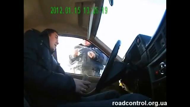 ГАИшники в Херсоне просит водителей выйти из машины смотреть онлайн