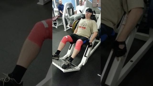 Гакк-приседания в тренажере. смотреть онлайн