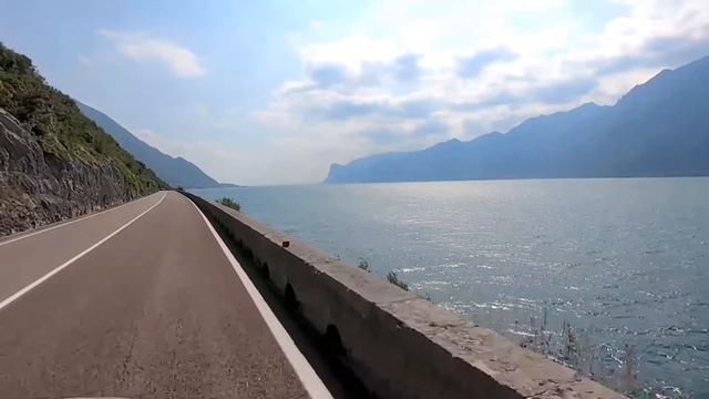 Вдоль озера Гарда на машине. Mit dem Auto Gardasee entlang. смотреть онлайн