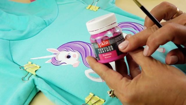 Единорог на толстовке красками по ткани. Как рисовать на одежде. смотреть онлайн