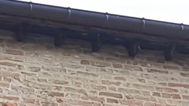 Что в камне , что на столе человека можно понимать в буквальном смысле, видя кладки и строения..