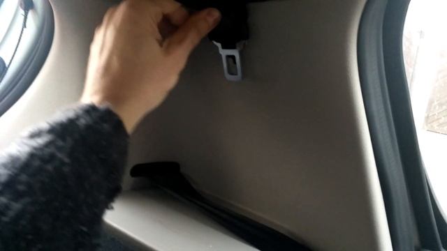 Colocación del enganche de los cinturones traseros смотреть онлайн