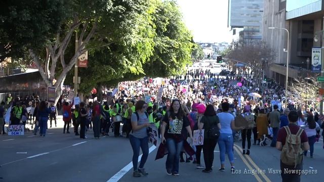 LA WOMAN'S RIGHTS MARCH смотреть онлайн