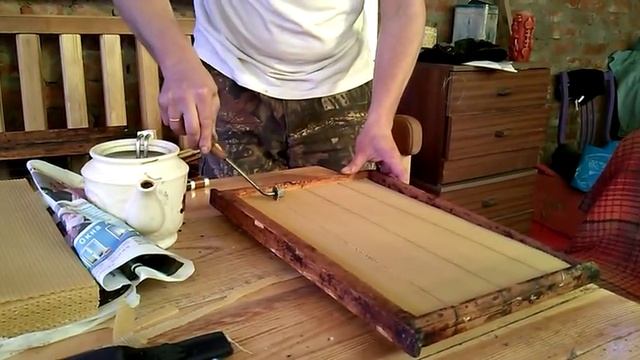 Наващивание вощины на дадановскую рамку. Pick up the foundation on the Dadanov frame смотреть онлайн