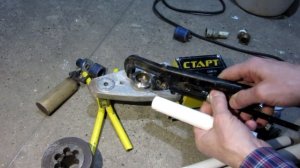 Как нарезать резьбу 2-мя способами на полипропиленовой трубе? Какая из них лучше?