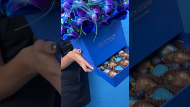 New BOX Подарочный набор Космос из орхидей и Клубника в шоколаде 715 смотреть онлайн