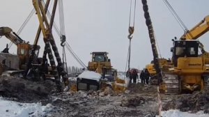 Трубоукладчик весом 60т. провалился в болото. Спасение техники..mp4