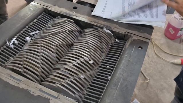 Шредер измельчение бумаги ИШМ-220 ножи 6 мм смотреть онлайн
