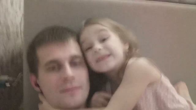 Настюша кривляется перед камерой, разговор папы с дочкой смотреть онлайн