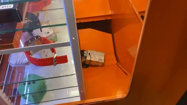 КАК ВЫИГРЫВАТЬ МНОГО ИГРУШЕК ИЗ АППАРАТОВ С ИГРУШКАМИ??? ОЧЕНЬ ПРОСТО!!! смотреть онлайн