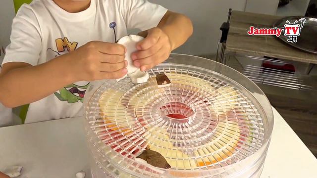 Артем делает фруктовые конфеты для Кирилла !! История про Вредные Сладости !!! | Jammy TV