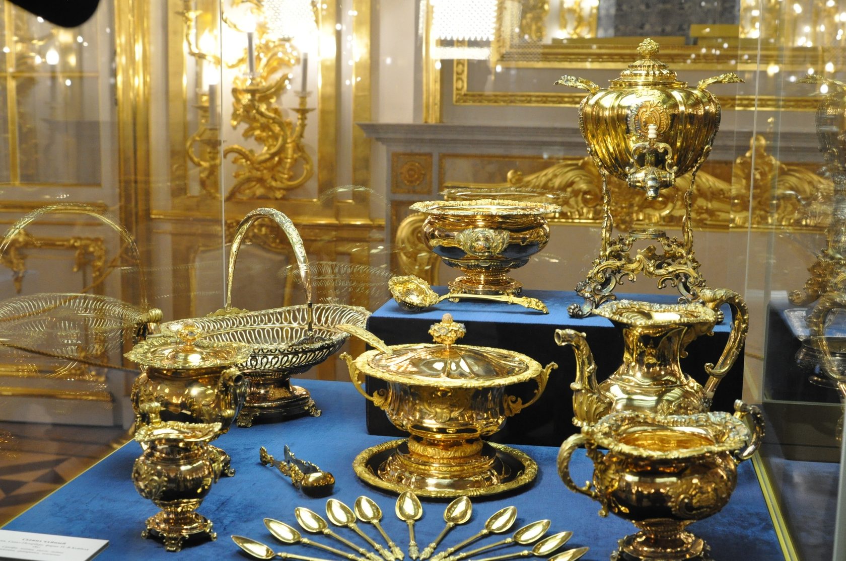 Экскурсия по выставке "Фамильное серебро дворянского рода. Клад из особняка Нарышкиных". смотреть онлайн