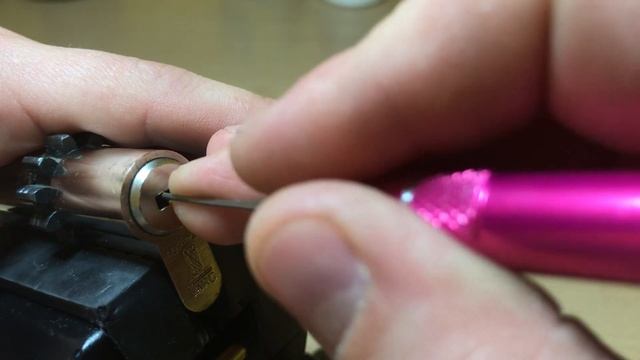 (24)Вскрытие замка Super Lock 10 пинов...Lockpicking Superlock 10 pins смотреть онлайн