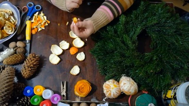Красивые розы из мандариновых корочек. Новогодний эко венок. смотреть онлайн