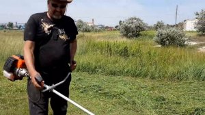 Косим тримером неудобицу , траву в логу.