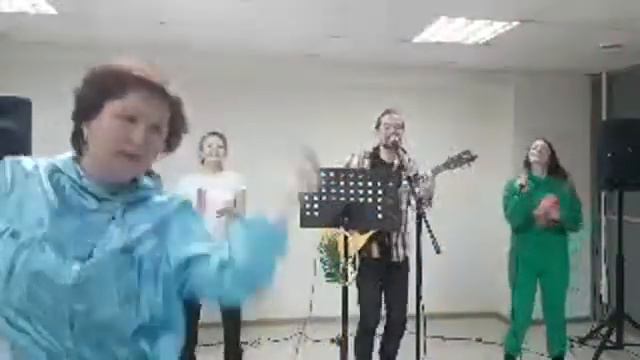 ПЕСНИ: Папа дома! О Любви. Течет река. Наш Бог. Гитарист Андрей Скорощинский из Зеленограда 22.11.2 смотреть онлайн