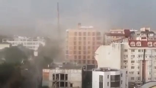 Ураганный ветер в Кишиневе едва не повалил кран смотреть онлайн