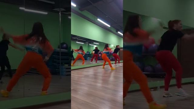Сразу два инструктора Zumba на тренировке #zumbafitness #Zumba смотреть онлайн