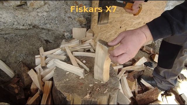 Fiskars X7 hatchet making kindling смотреть онлайн
