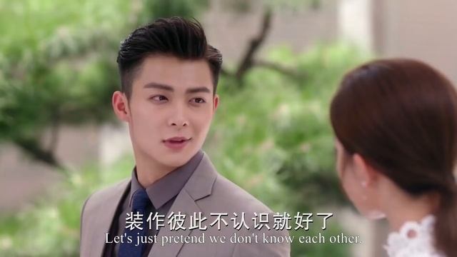 灰姑娘無法面對分手後的霸道總裁，慌張離開，總裁跟著她出去，步步緊逼想惹惱她，誰料自己更氣了 смотреть онлайн