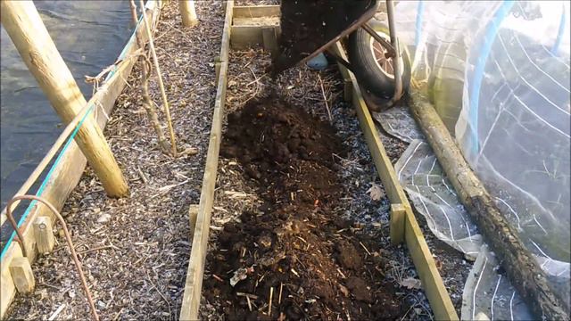 Spreading Compost Harvesting winter Leeks смотреть онлайн
