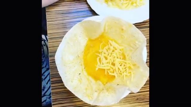 Амина готовит конвертики из лаваша с яйцом и сыром??? смотреть онлайн