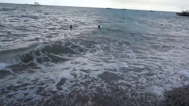 Влог Плаваю на море с огромными волнами смотреть онлайн