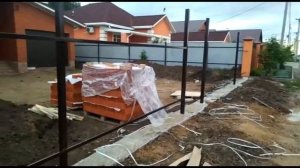 ЗАБОР ПРОФЛИСТ НА КИРПИЧНЫХ СТОЛБАХ В САРАТОВЕ, ЗАБОР ИЗ ПРОФНАСТИЛА С КИРПИЧНЫМИ СТОЛБАМИ НЕДОРОГО