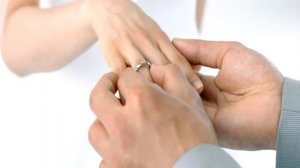 Почему обручальное кольцо носят на безымянном пальце?