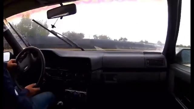 Volvo 850 T5R following Toyota Yaris on wet track смотреть онлайн