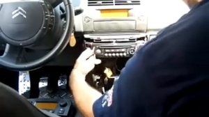 Citroen C4 Снимаем радио и климат
