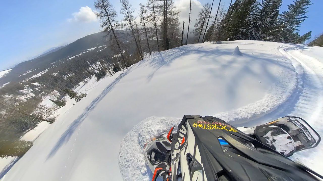 В горах Алтая близ Усть-Коксы есть снег! Снегоходы. Спуск с горы, видео 360VR
