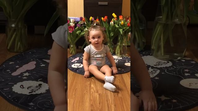 Маленькая девочка рассказывает стихи «Баю-баюшки-баю» малышка Есения 2 года смотреть онлайн