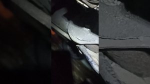 Шкода Фабия 2, 2008. 1,4л. Выкручивание болта шкива коленвала с помощью лебедки и шестигранника