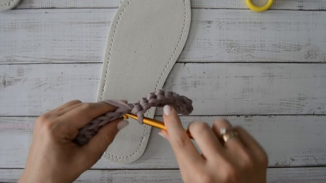 Красивые тапочки из трикотажной пряжи на микропоре. Часть 1. смотреть онлайн