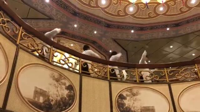 Вот так развлекают официанты публику на лайнерах смотреть онлайн