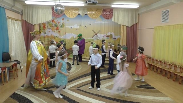 "СНОВА ОСЕНЬ К НАМ ПРИШЛА" сл. и муз. М.Басовой смотреть онлайн