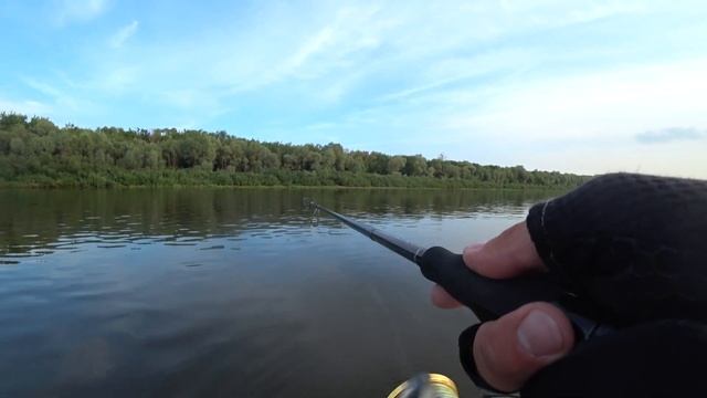 Рыбалка НА ОКЕ! ЛОВЛЯ РЫБЫ С ЛОДКИ! смотреть онлайн