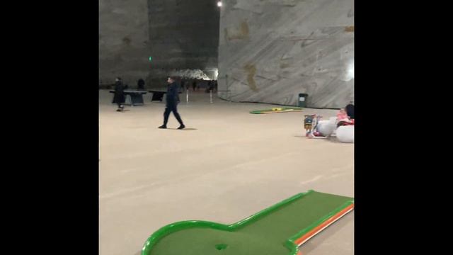 Клим и Кира играют в гольф на Соляной шахте Slanic Prahova в Румынии смотреть онлайн