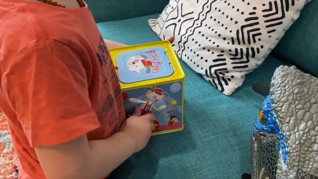 Kids Color Game Scavenger Hunt! What colors can you find?! смотреть онлайн