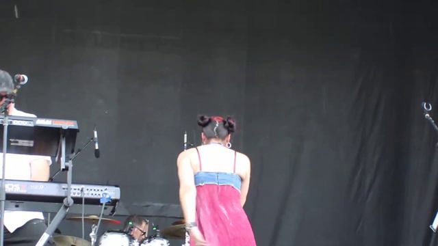 Cherry Bomb performing We Found Love смотреть онлайн