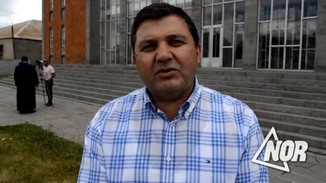 Поставлен памятник Хач кар в Ниноцминде во дворе Дома Молодежи смотреть онлайн