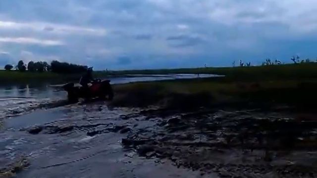 CF MOTO X6 Преодолевает небольшой брод 16.08.2014г. смотреть онлайн
