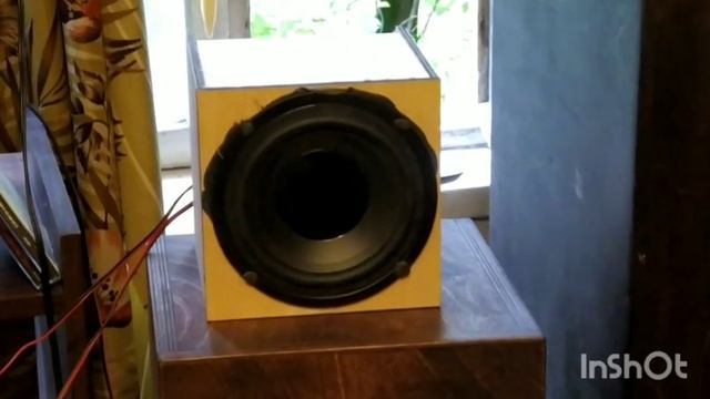 распространение баса в соседнюю комнату. закрытый ящик.